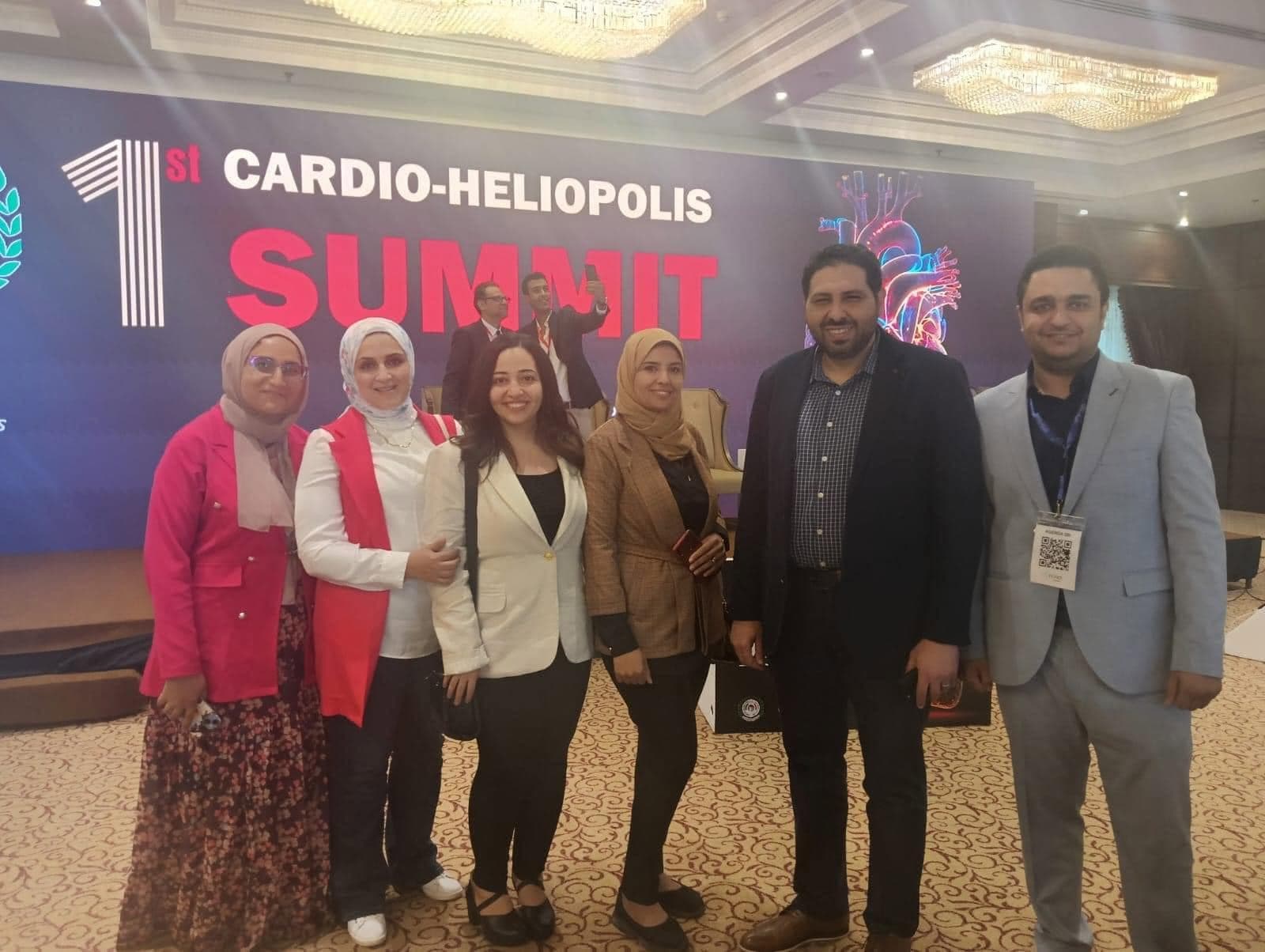 د. منصور فاروق البهواشي مع زملائه في قمة كاردیو-هليوبوليس الأولى لأمراض القلب