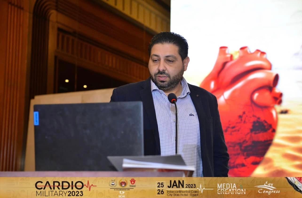 د. منصور فاروق البهواشي أثناء تقديم محاضرة في مؤتمر Cardio Military 2023 بالقاهرة