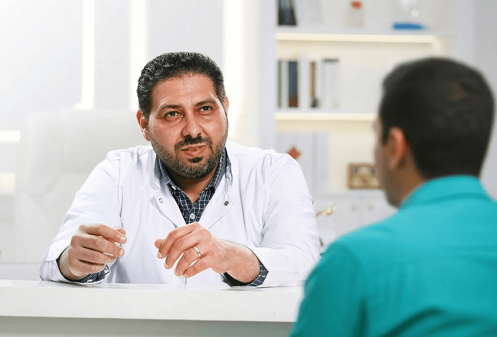 د. منصور فاروق البهواشي، استشاري أمراض القلب، أثناء استشارة مع مريض